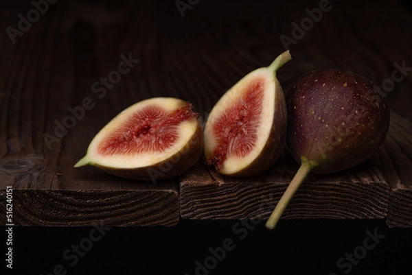 Obraz 板の上のイチジク　断面が見える黒背景写真