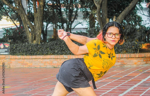 Fototapeta mujer flexible posando 