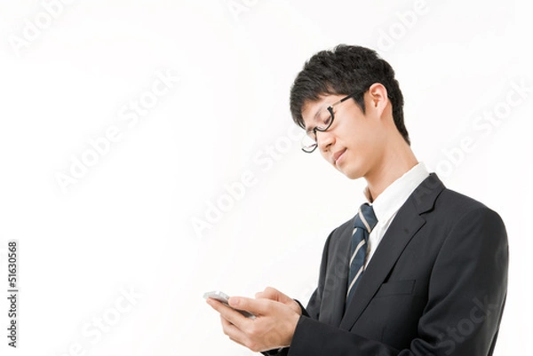 Obraz スマートフォンを操作する男性