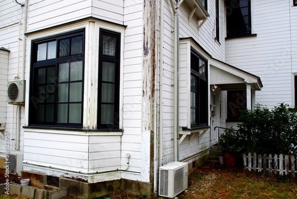 Obraz 朽ちかけた白い家
