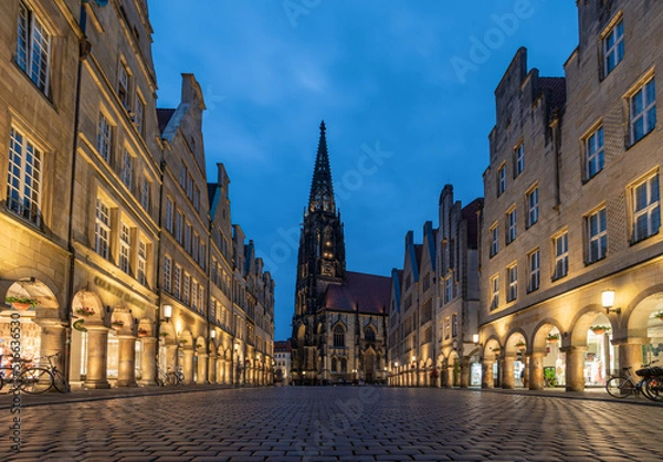 Obraz Prinzipalmarkt mit Lambertikirche in Münster zur Blauen Stunde