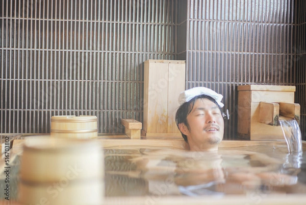 Fototapeta 温泉に入る男性