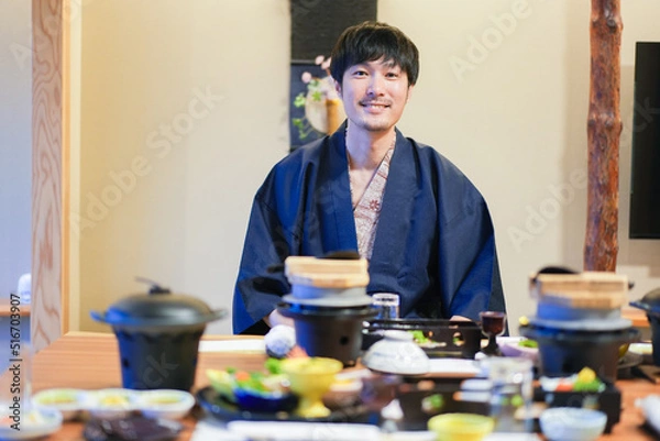 Fototapeta 旅館の料理と男性