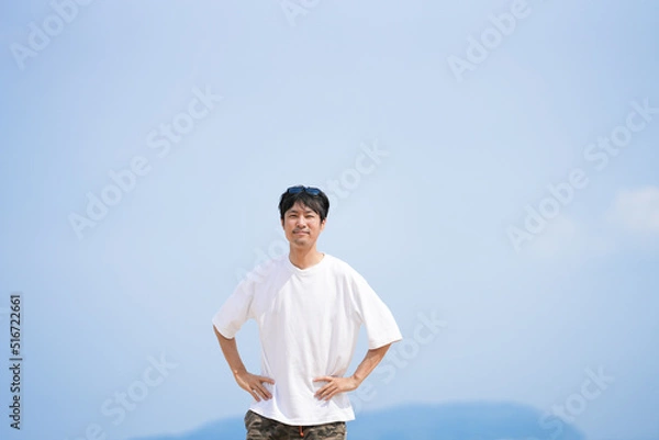 Fototapeta 夏の空と男性モデル