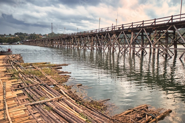 Obraz Wooden bridge in Sangkhlaburi district Thailand is a community of indigenous Mon people with old culture. It is natural and a tourist destination.