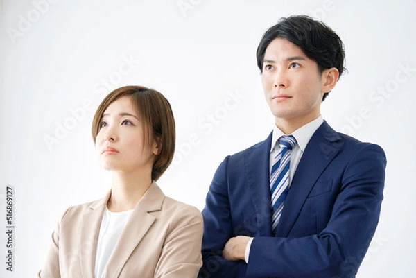 Fototapeta 腕組みするビジネスウーマンとビジネスマンのポートレート