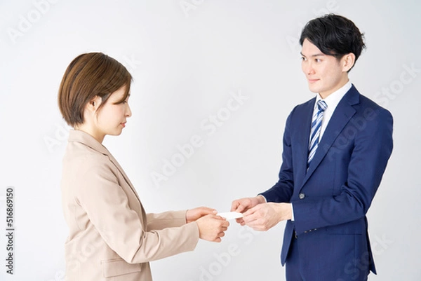 Fototapeta 名刺を受け取るビジネスウーマン