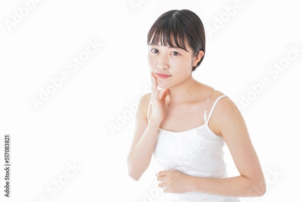 Fototapeta 肌のケアをする若い女性