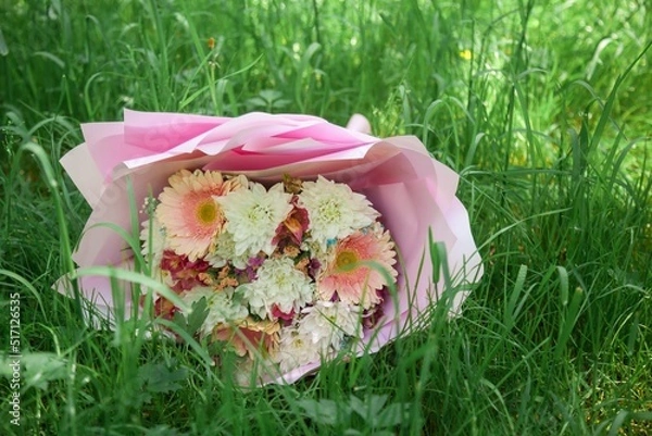 Obraz The wedding bouquet is lying on the grass.