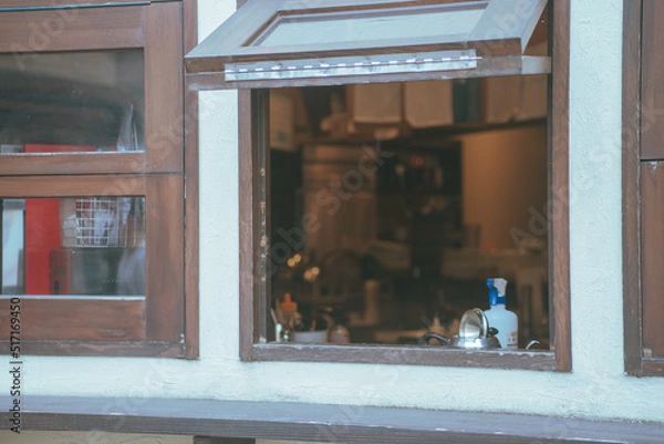 Obraz 窓からのぞくキッチン