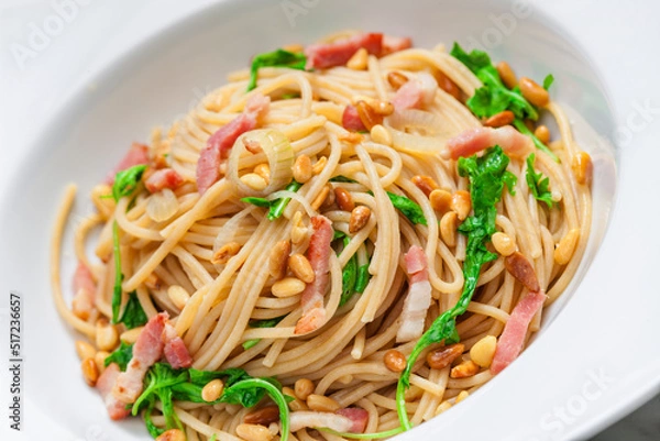 Obraz spaghetti with spinach, bacon and kernels