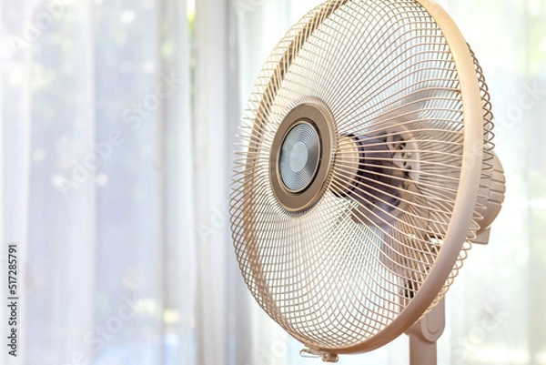 Fototapeta 窓際に置かれた白い扇風機