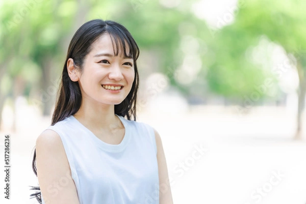 Obraz 緑の中で笑う若い日本人女性（環境・美白・SDGs/笑顔）
