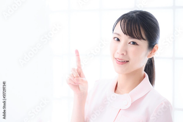 Fototapeta 美容系ナースや看護師のイメージに使いやすいアジア人女性のポートレート　コピースペース　アップ