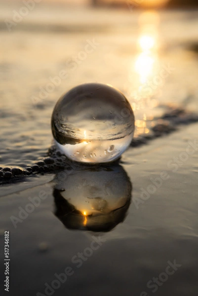 Fototapeta 砂浜とガラス玉