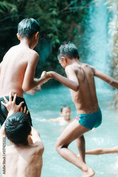Obraz child playing in the pool