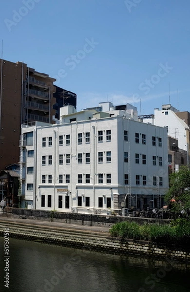 Fototapeta 茅場町のレトロビル【第二井上ビル】を亀島川（霊巌橋）から望む