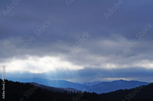 Fototapeta View of the autumn Carpathian mountains under the sky with white and gray clouds on a cloudy autumn day
