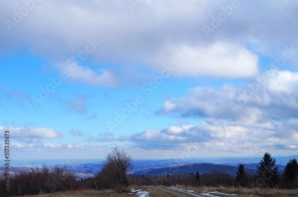 Fototapeta View of the autumn Carpathian mountains under the sky with white and gray clouds on a cloudy autumn day