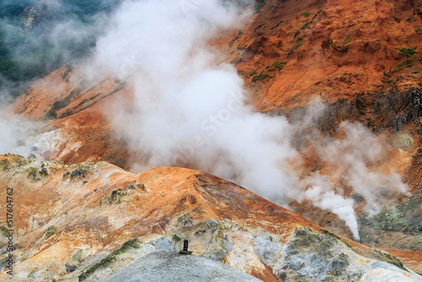 Obraz 北海道登別市、もくもくと噴気が立ち上る登別地獄谷【7月】