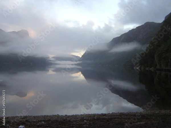 Fototapeta Dirdal, localidad de Noruega a orillas de un fiordo. 