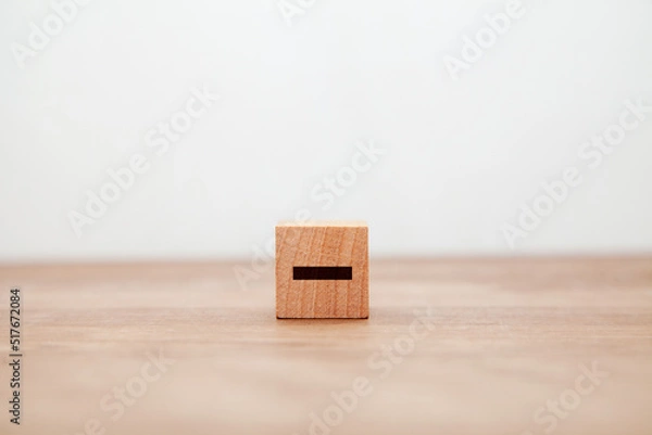 Fototapeta -の文字。マイナス。木製ブロックに書かれている。黒い文字。木製テーブルの背景。