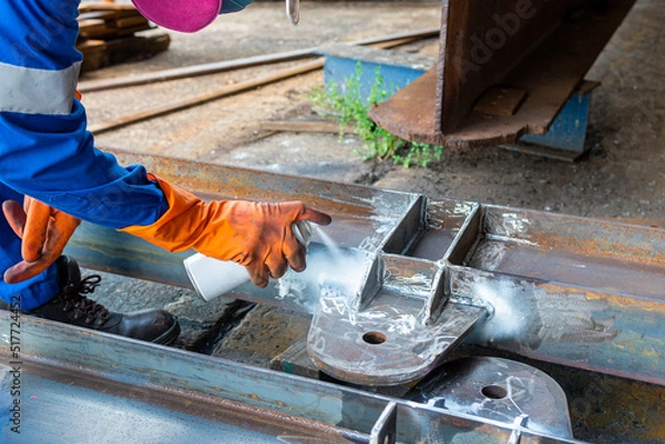 Obraz Step to use spray White Contrast on the welded surface before performing Non-Destructive Testing(NDT) with process Magnetic Particle Testing(MT).