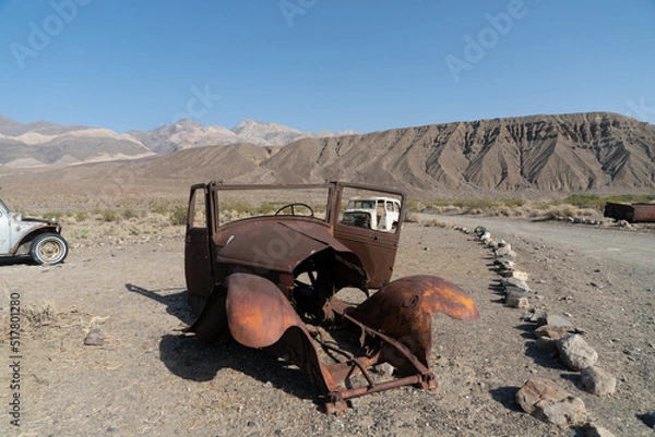 Fototapeta Rustic And Vintage Automobiles In The Desolation Of Ballarat, California