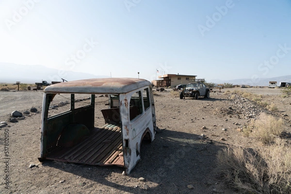 Fototapeta Rustic And Vintage Automobiles In The Desolation Of Ballarat, California