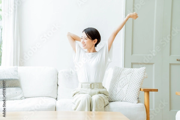 Fototapeta 伸びをする日本人女性