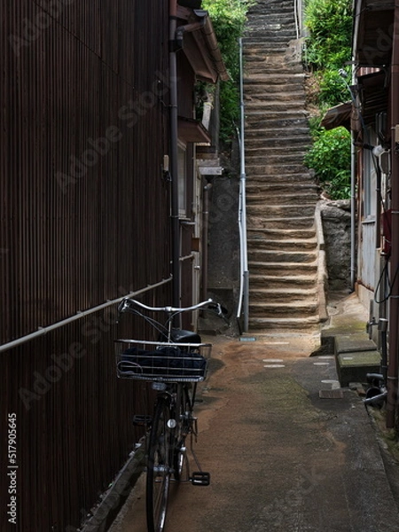 Obraz 階段に続く路地に置かれた自転車
