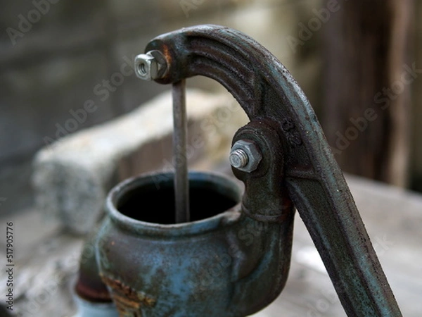 Obraz 街角に据えられた井戸のポンプ
