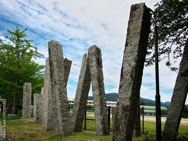 Obraz 立てた状態で並べられた石柱
