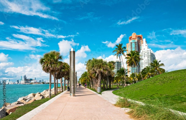 Fototapeta Walkway in a the beautiful park South Pointe in Miami Beach, Flo