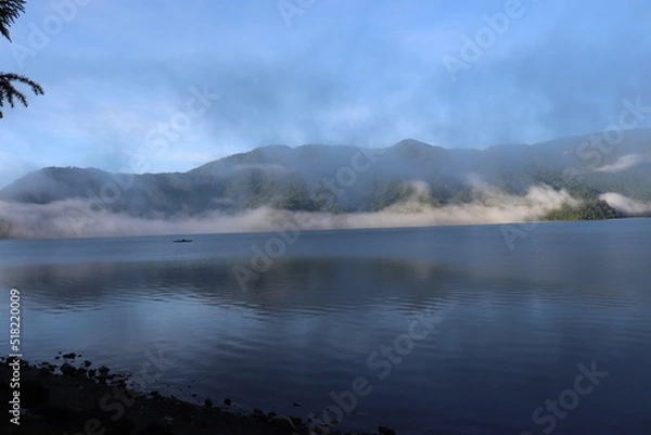 Obraz 朝もやのかかる日光　中禅寺湖に浮かぶ遠くのカヤック