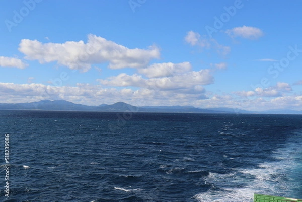 Fototapeta 奥に陸地の見える海　波