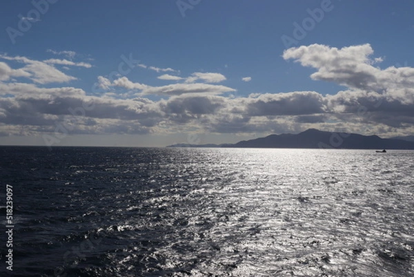 Obraz 奥に陸地の見えるきらきらした海面