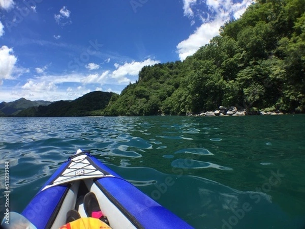 Obraz 快晴の湖を進むカヤック