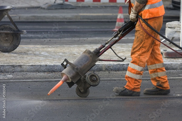 Fototapeta Arbeiter reinigt Schienen mit Heißluft