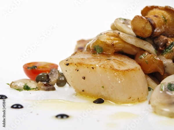 Fototapeta gebratene jakobsmuscheln mit pfifferlingen