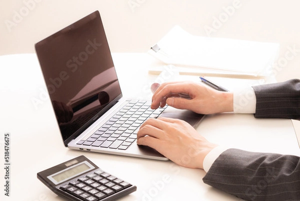 Fototapeta パソコンで仕事をしているビジネスマン／手元／スーツ