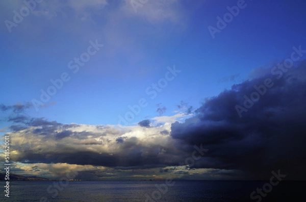 Fototapeta 街と雨雲