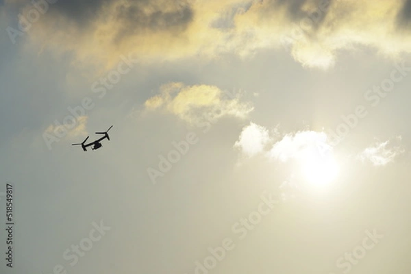 Obraz 夕暮の中を飛行訓練するオスプレイ