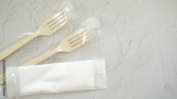 Obraz 使い捨てのカラトリー フォークとお手拭き