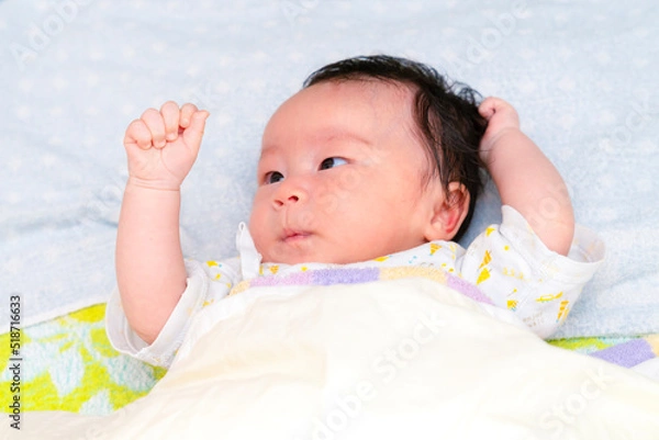 Obraz 赤ちゃんがハンドリガードを行っている写真
