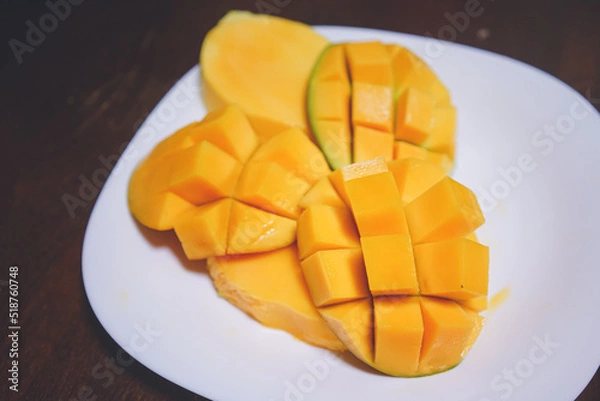 Obraz 日本沖縄県の離島宮古島特産のカットマンゴー 糖度が高いキーツマンゴー