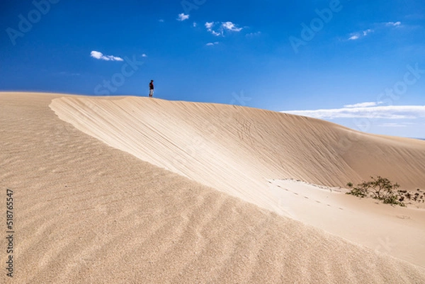 Fototapeta Mann auf einer Düne bei Corralejo, Fuerteventura