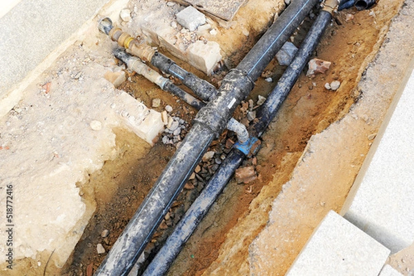 Obraz Tuberias de abastecimiento de agua potable a una vivienda. Red de distribución de agua en la ciudad. Conexión para suministro de agua a una casa.