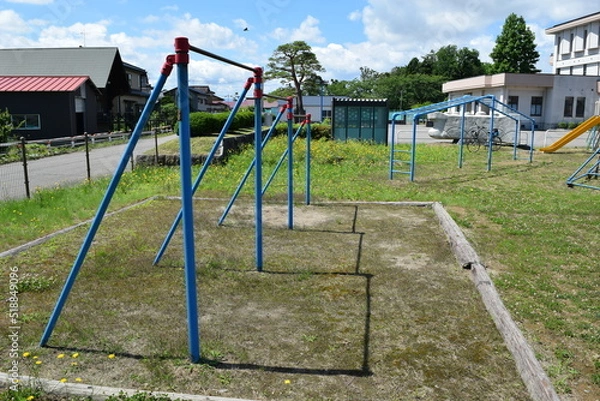 Fototapeta 小学校の校庭に設置された遊具
