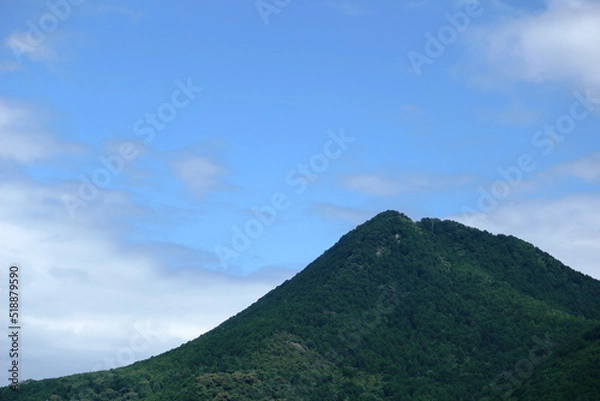 Fototapeta 青空と白い雲を背景にした三上山の山頂付近